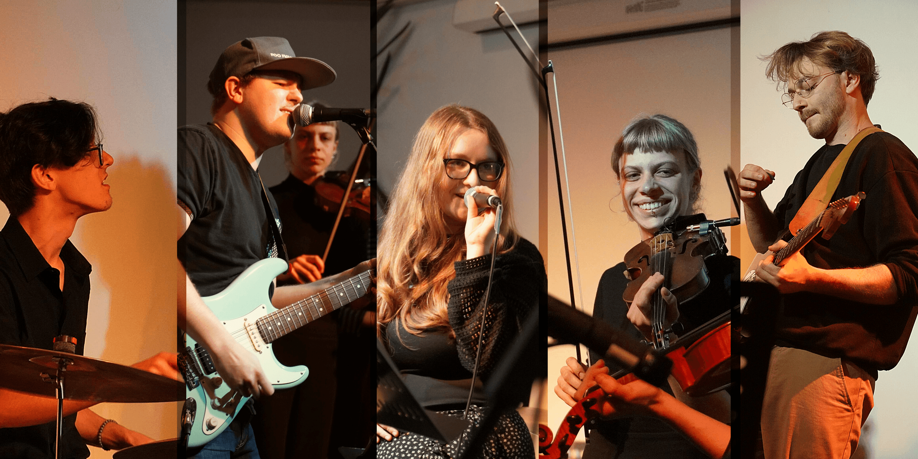 Die Berufsfachschul-Band 01 spielt live auf der Bühne des Kaffeehauszelts beim Uferlos Festival Freising.