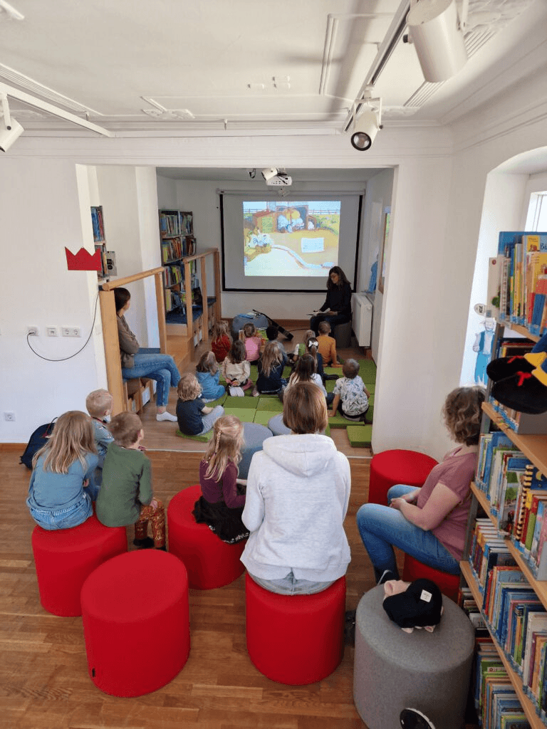 Cee Neudert liest ein Bilderbuch