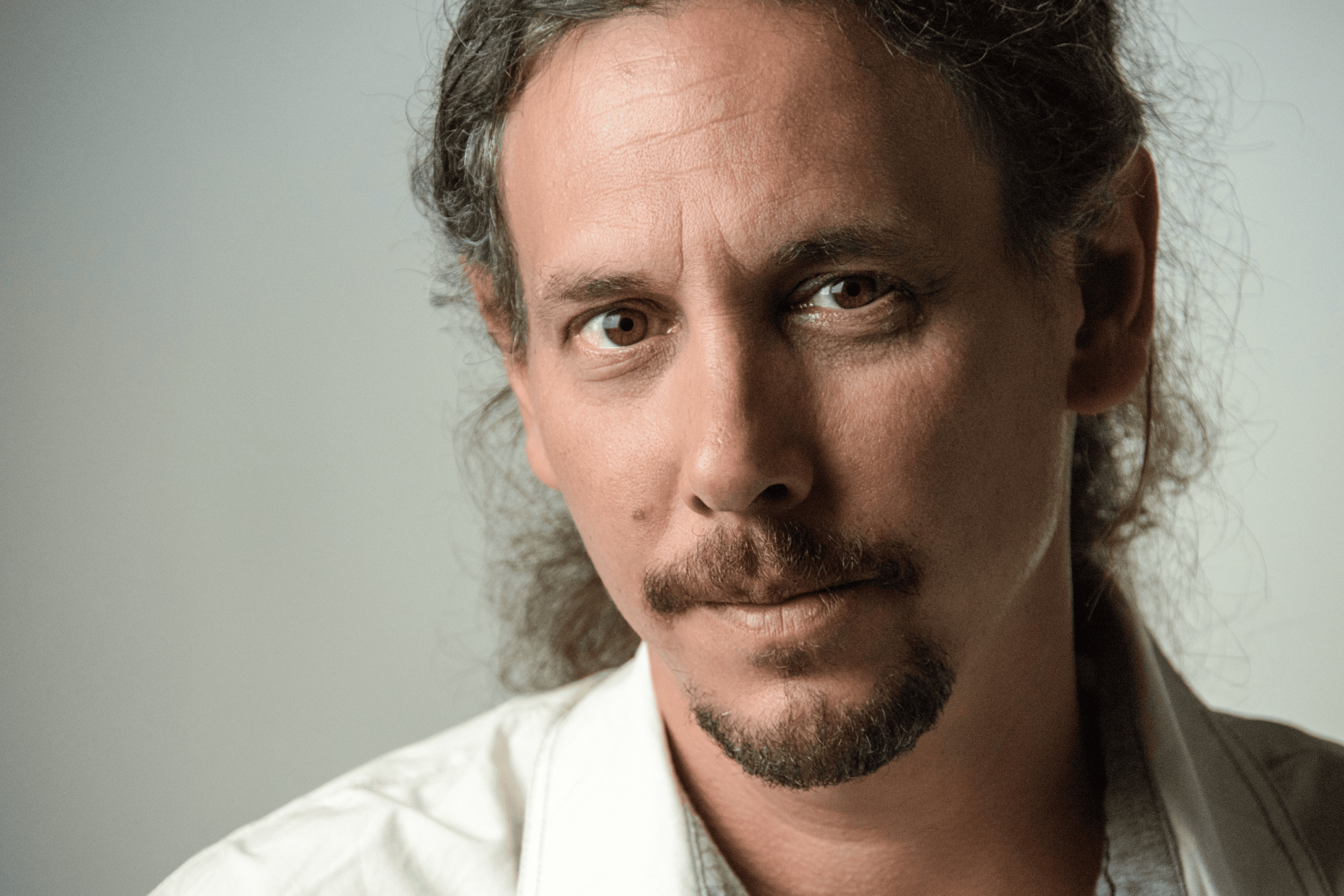 Chris Zitta & Band live auf der Bühne, authentische Austropop-Atmosphäre