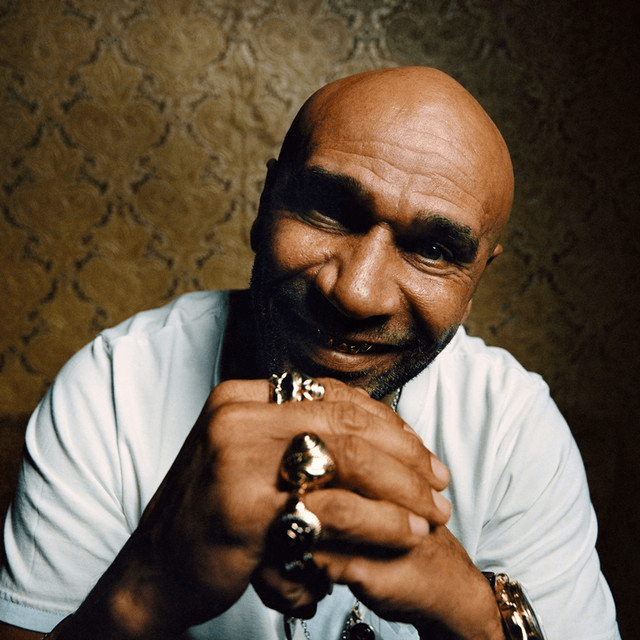 Clownin Goldie in buntem Kostüm auf der Bühne