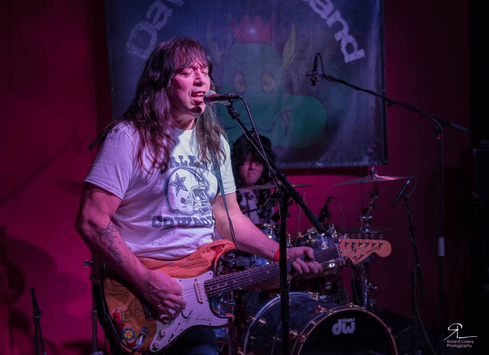 Davy Oz Band live auf der Bühne mit Gitarrist David Sepulveda