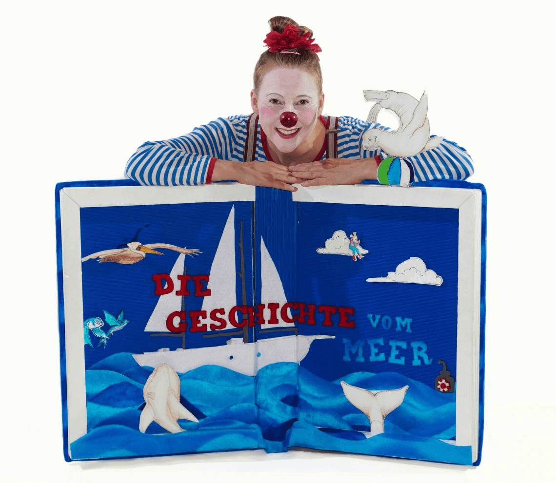Clown bei einer interaktiven Theateraufführung für Kinder