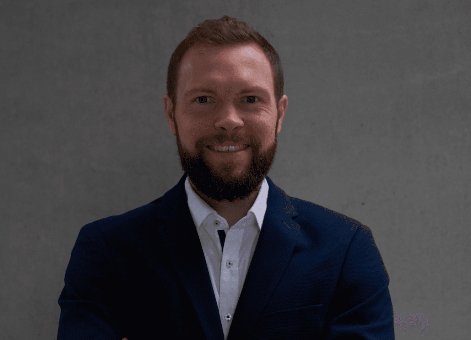 Hendrik Stöwe liest einem Kind eine Geschichte vor