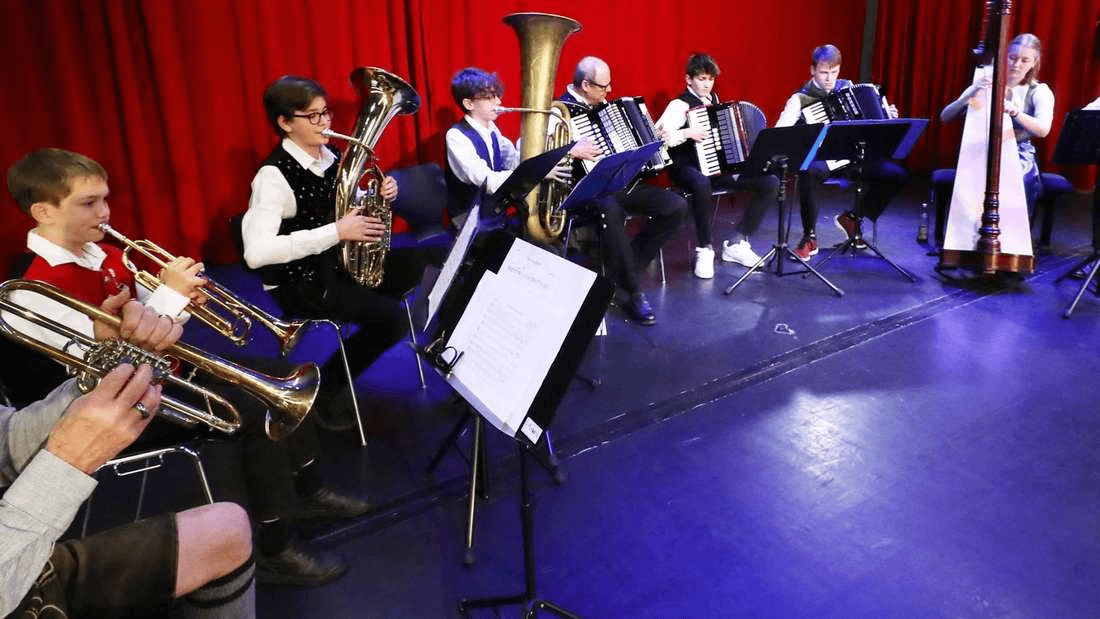 Das Ensemble Moosacher Mix mit Harfe, Tenorhorn, Trompete, Tuba und Akkordeon bei einem Auftritt in Freising