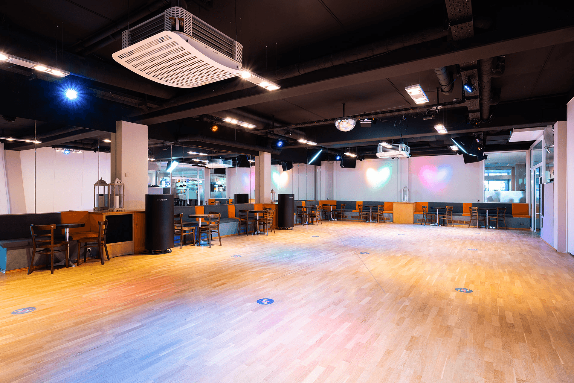 Motion Makers Kindertanz tanzt fröhlich auf einer bunten Bühne vor einem Publikum aus Kindern und Eltern.