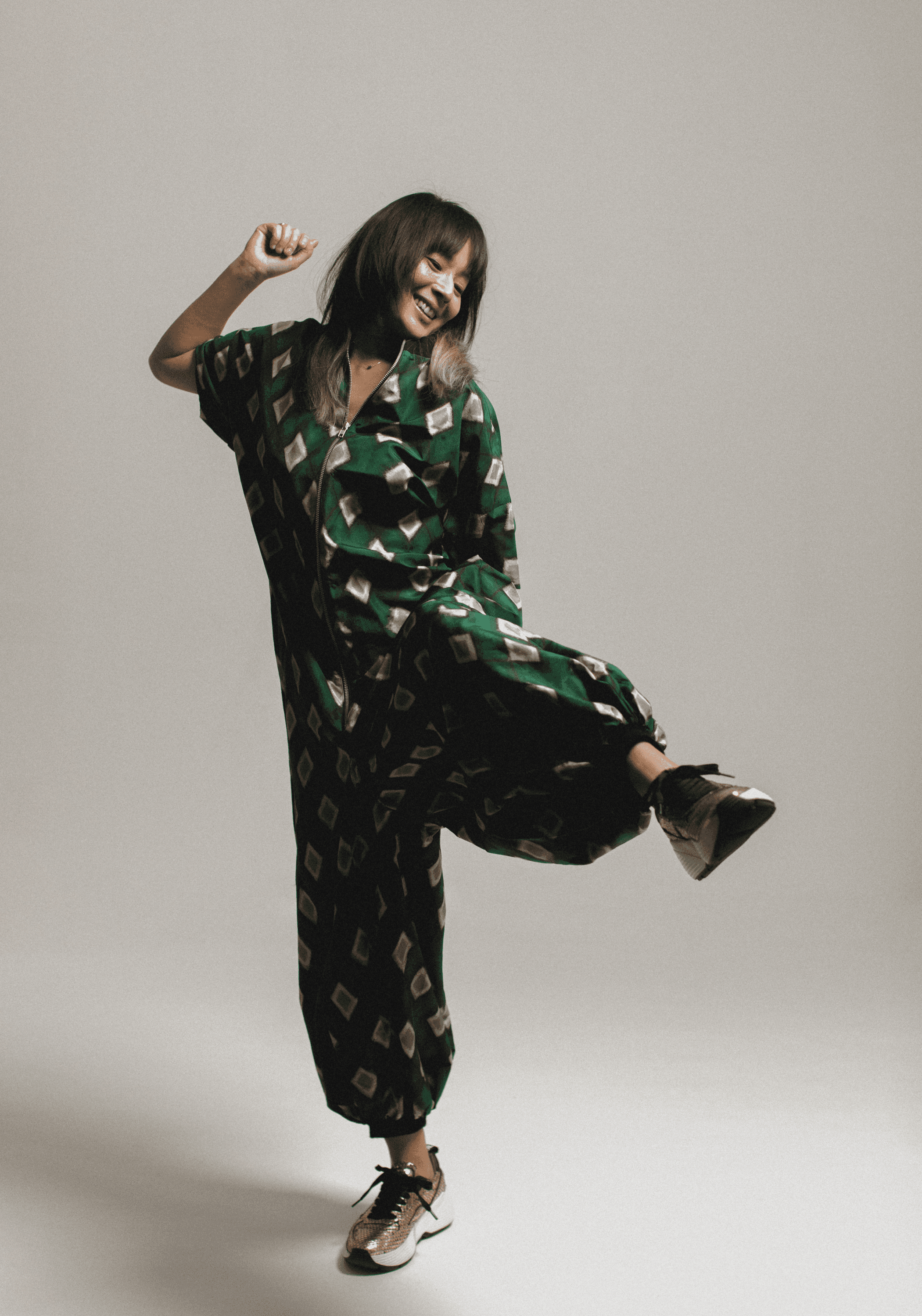 Nilo bei einem Live-Auftritt mit Gitarre