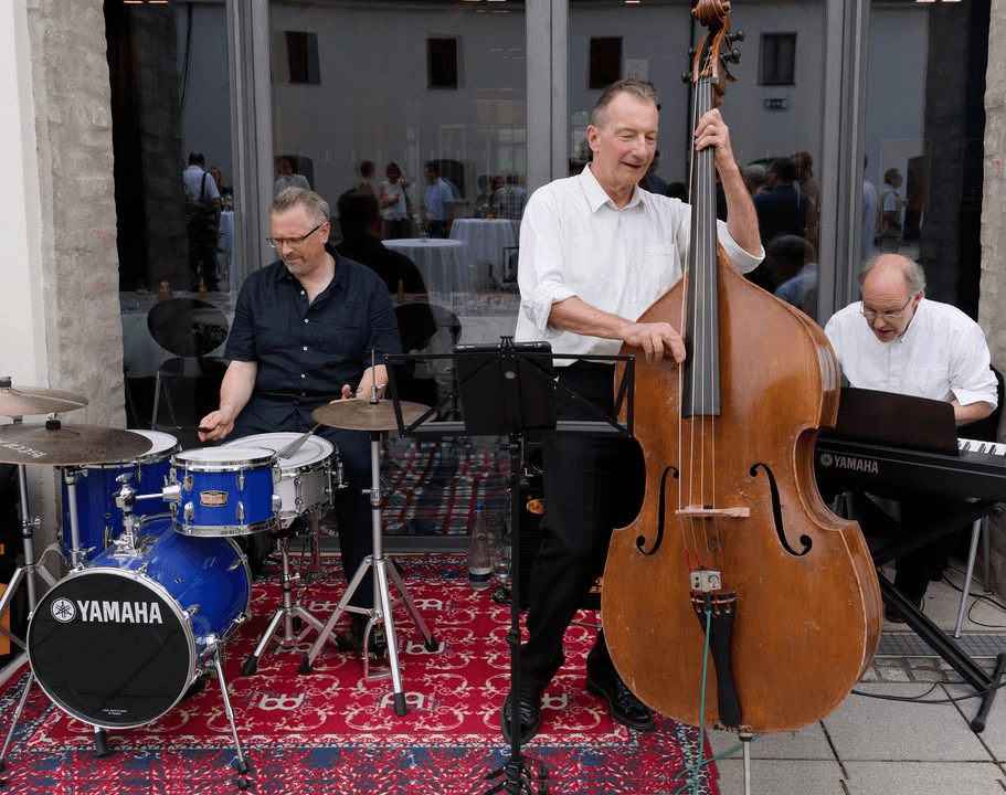 Die Quartier Latin Band bei einem Live-Auftritt im Kaffeehauszelt