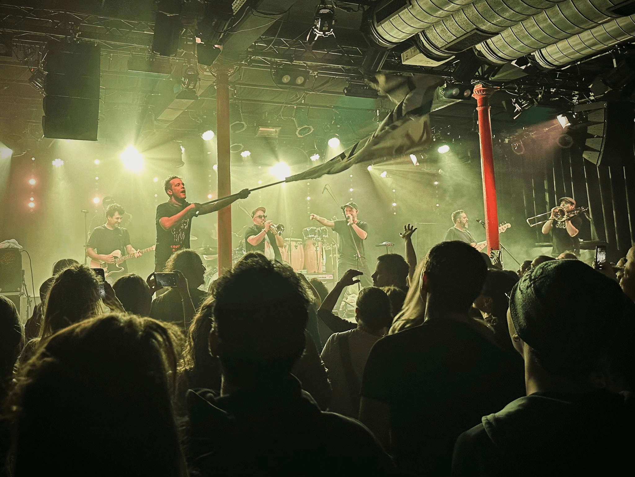 Schein Band auf der Bühne mit Konzertbeleuchtung