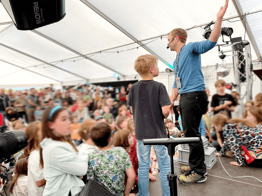 Kim bei einer Science-Show mit Experimenten vor einem Publikum