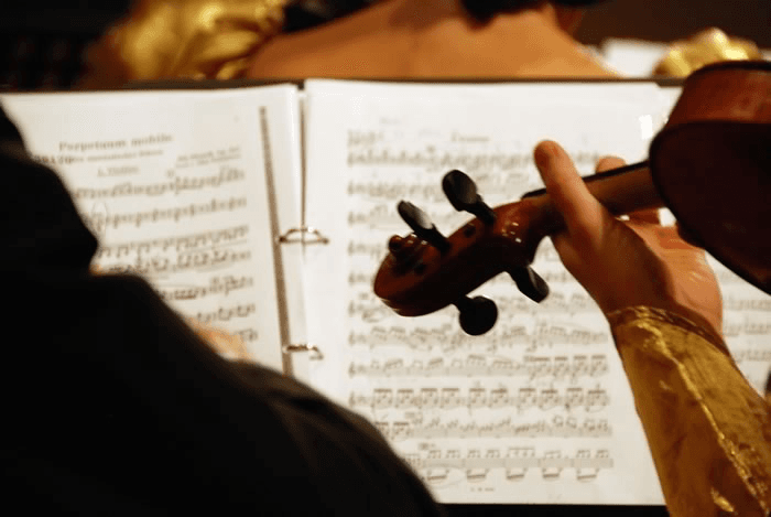 Wiener Flair Ensemble bei einem Auftritt in einem Kaffeehauszelt