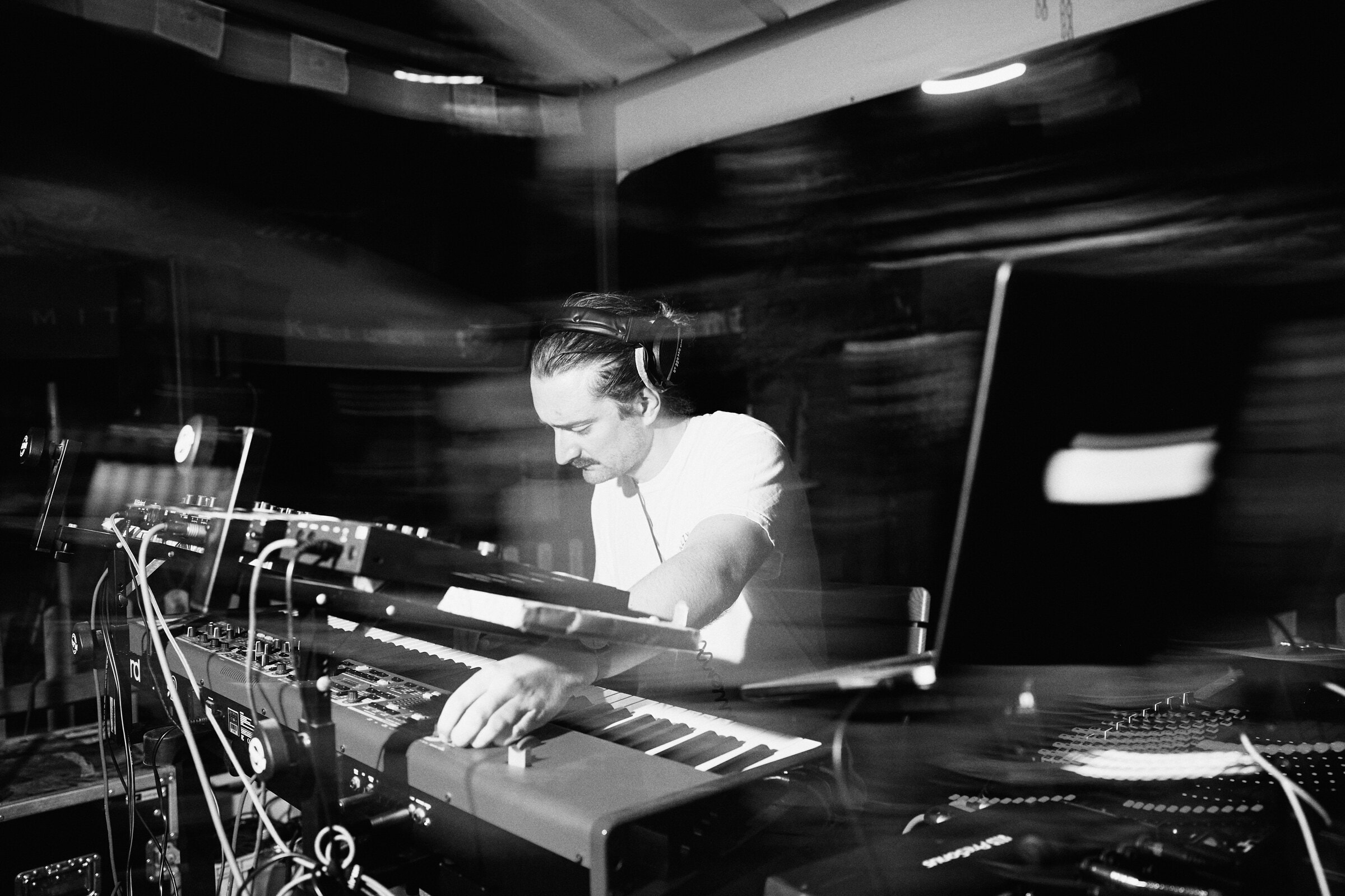George John live an Keyboards und elektronischem Setup