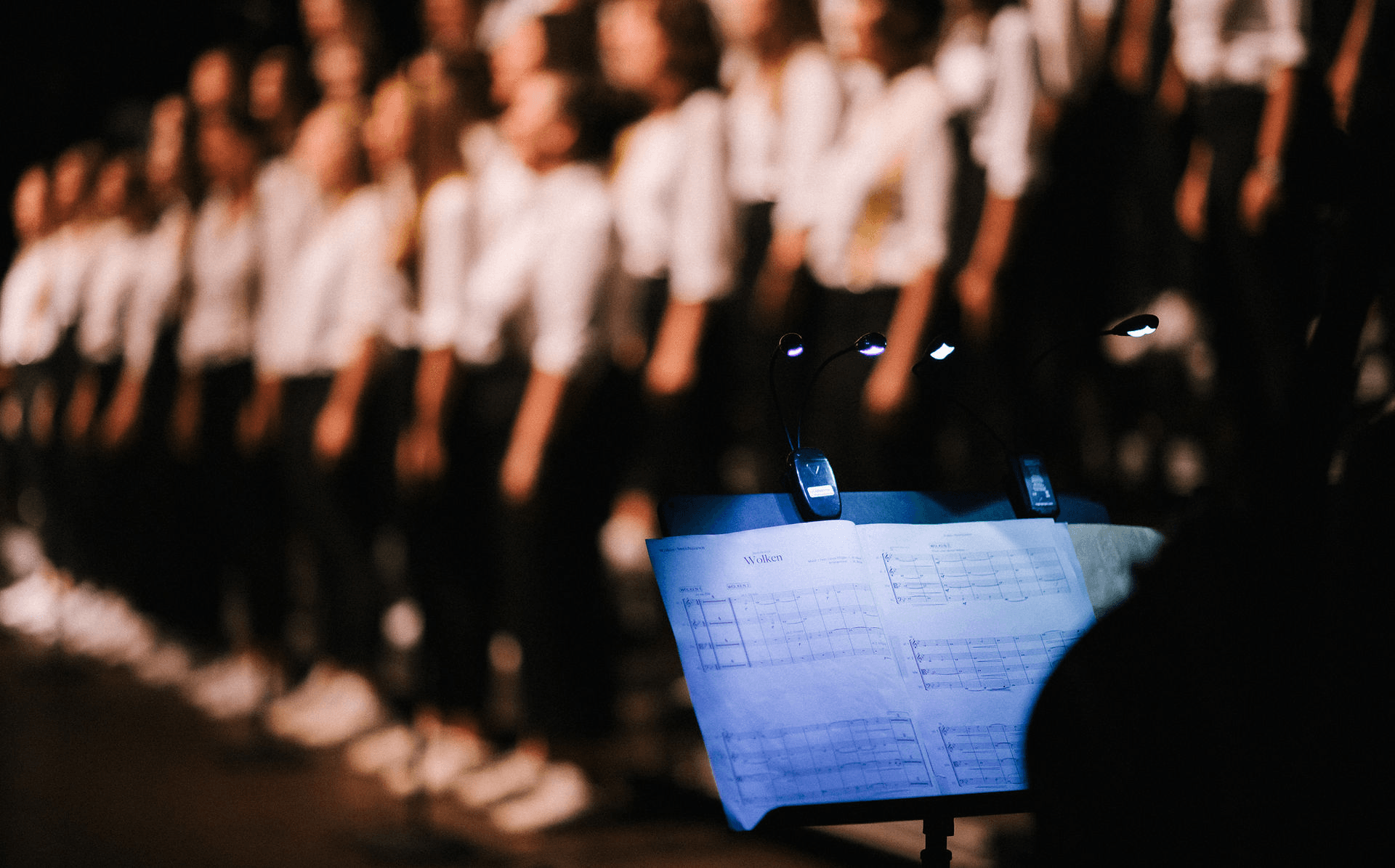 Foto von Mimi Neumair und Lukas Mario Maier bei einem Anchora Pop-Up Chor Event