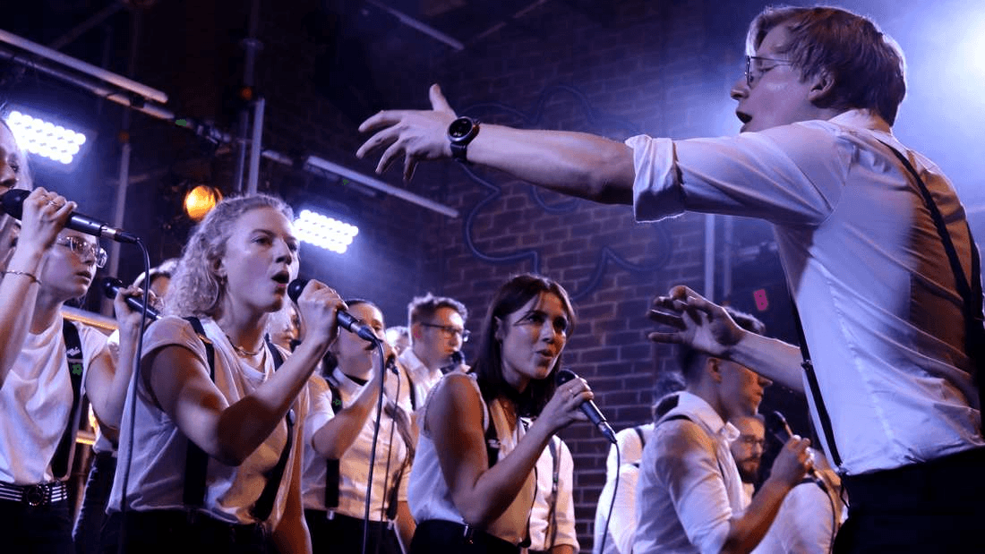 Das Auer Voices Ensemble bei einem Auftritt in der Hopfenhalle