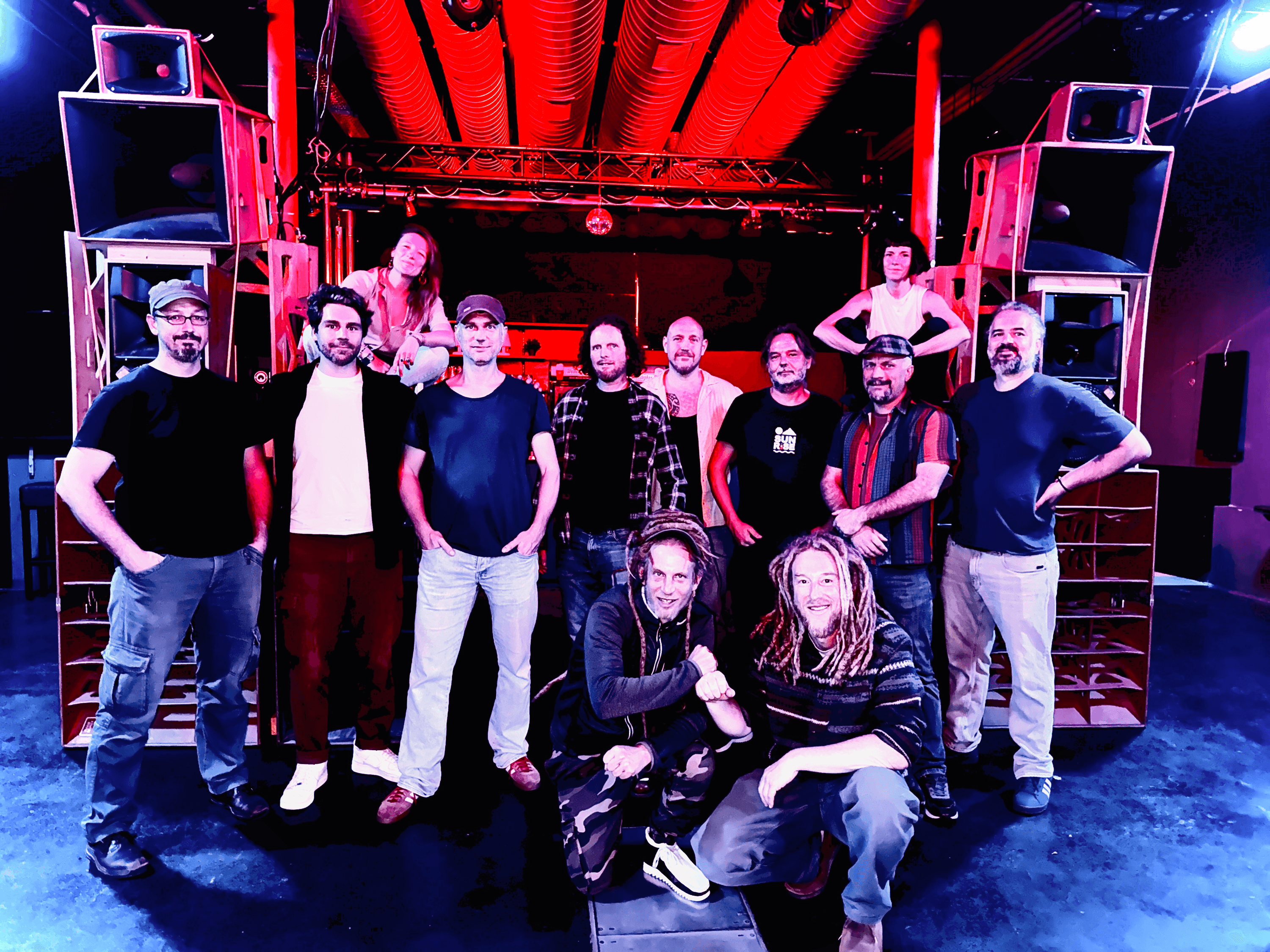 Headcornerstone Band sobre el escenario en un concierto de reggae