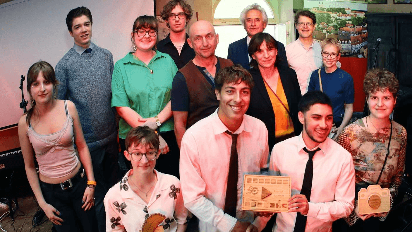 Scène de la cérémonie de remise du Jugendkulturpreis 2026 dans le Kaffeehauszelt