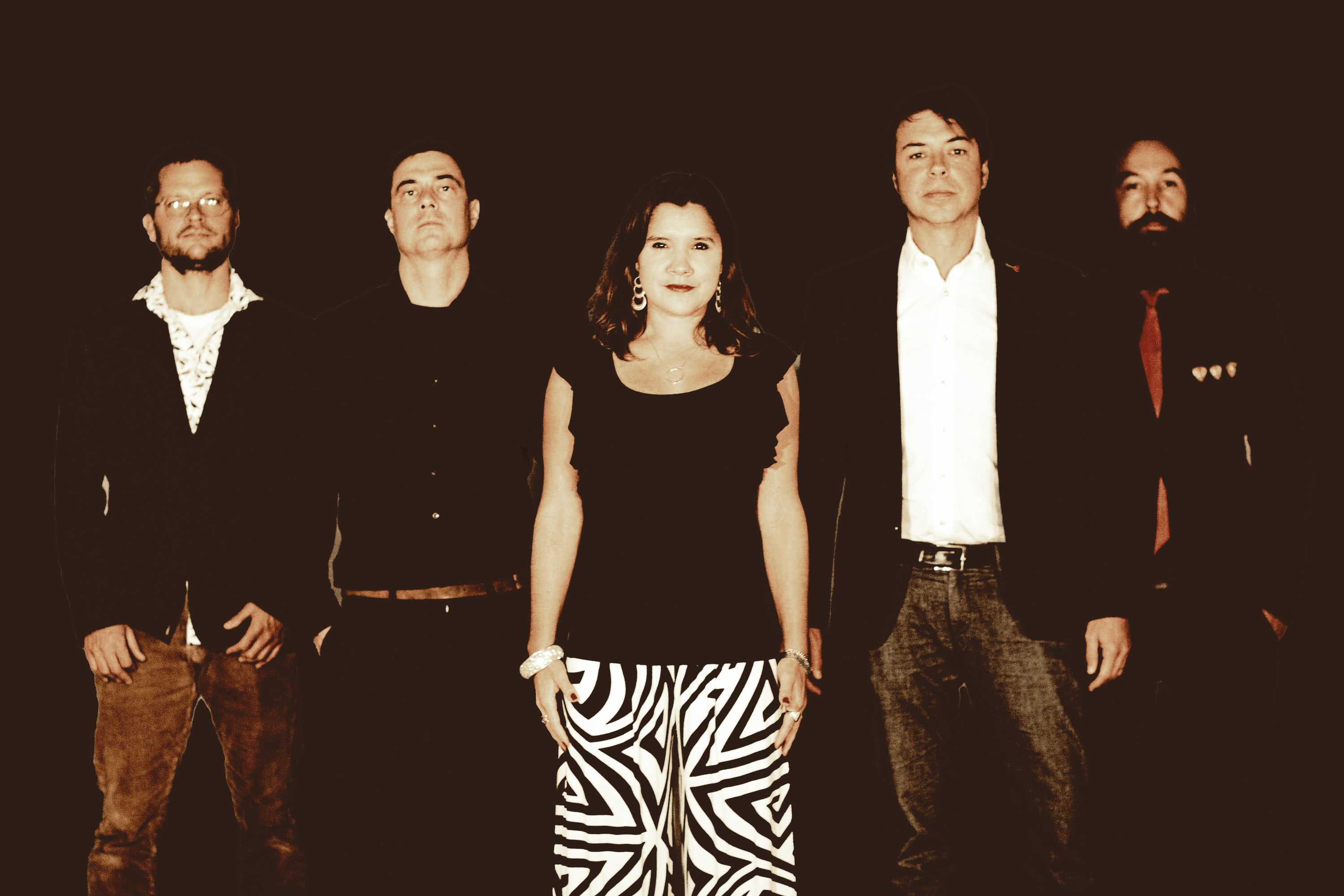 Julia Schröter Band live auf der Bühne im Kaffeehauszelt