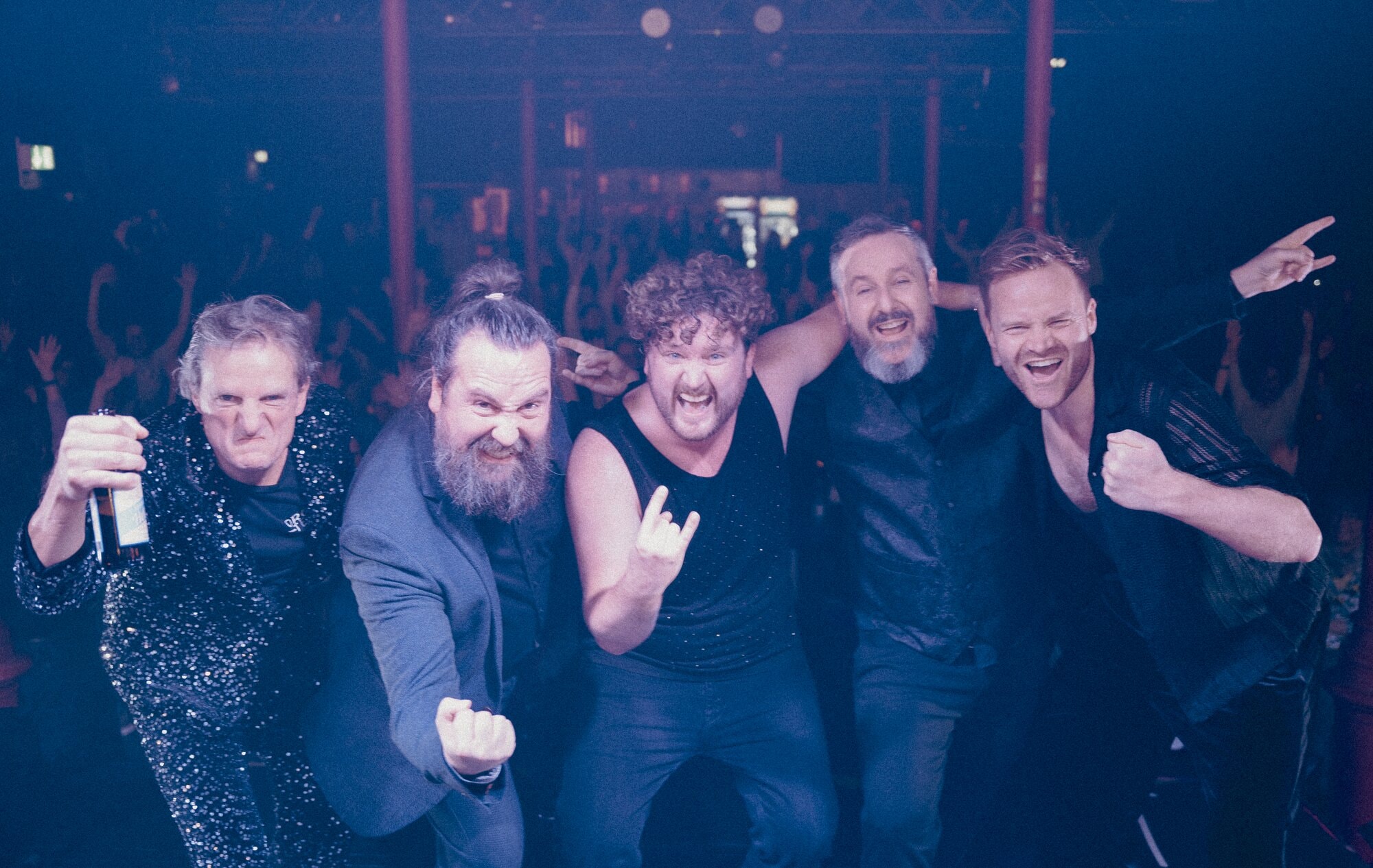 Lindermeier und die Fuckboys sobre el escenario con un colorido atuendo queer