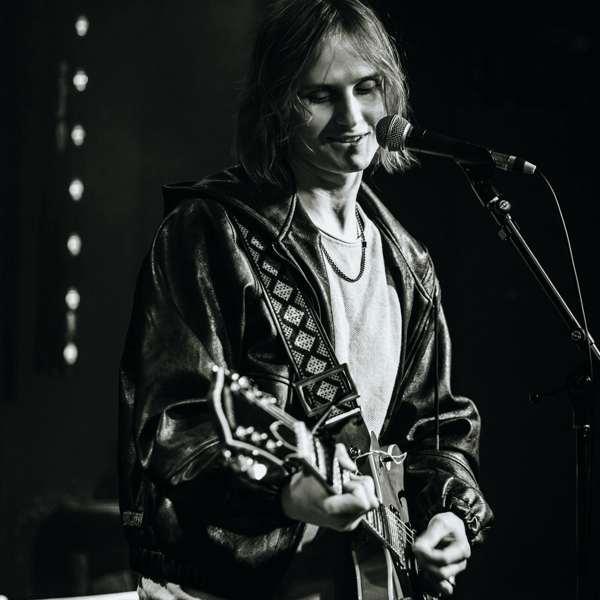 Sven Ormen bei einem Live-Auftritt mit Gitarre